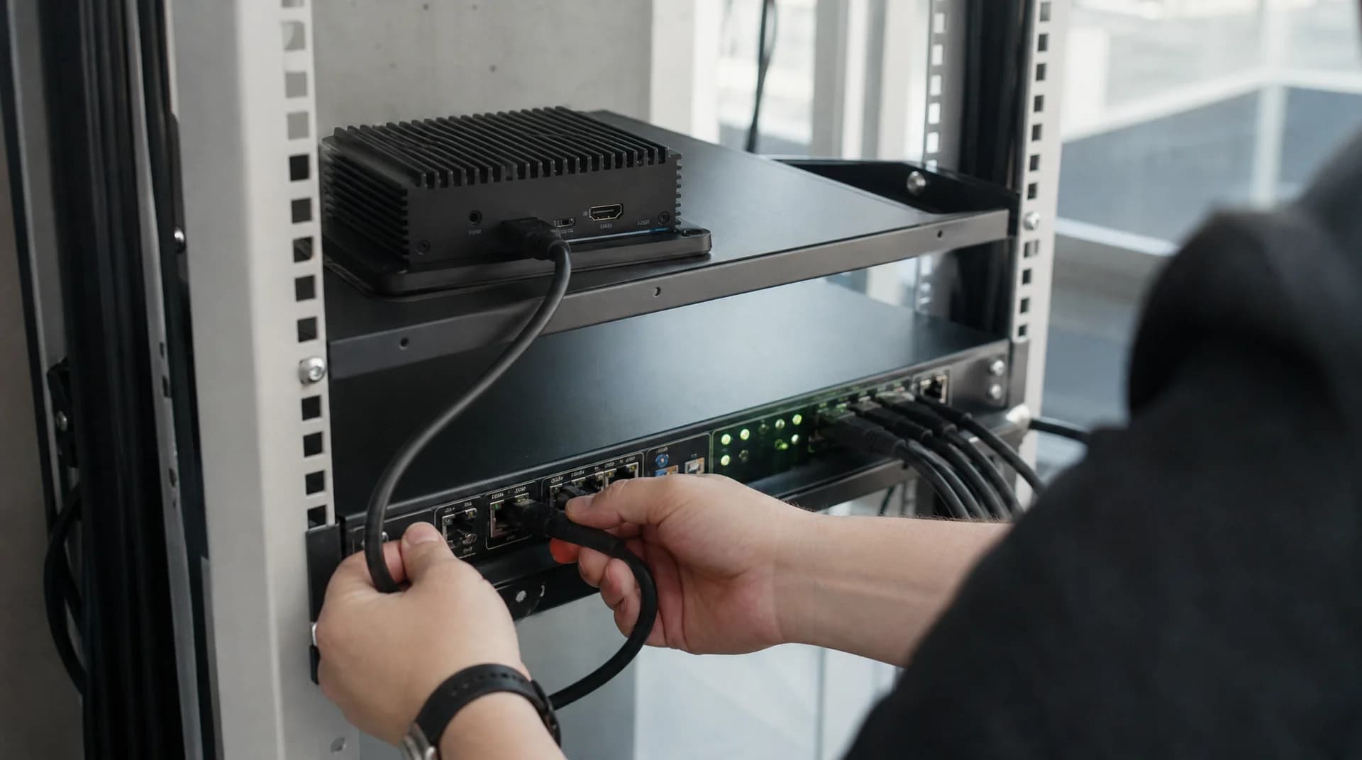 Компактный безвентиляторный медиаплеер на полке стойки, кабель HDMI идёт в видеопроцессор светодиодного экрана