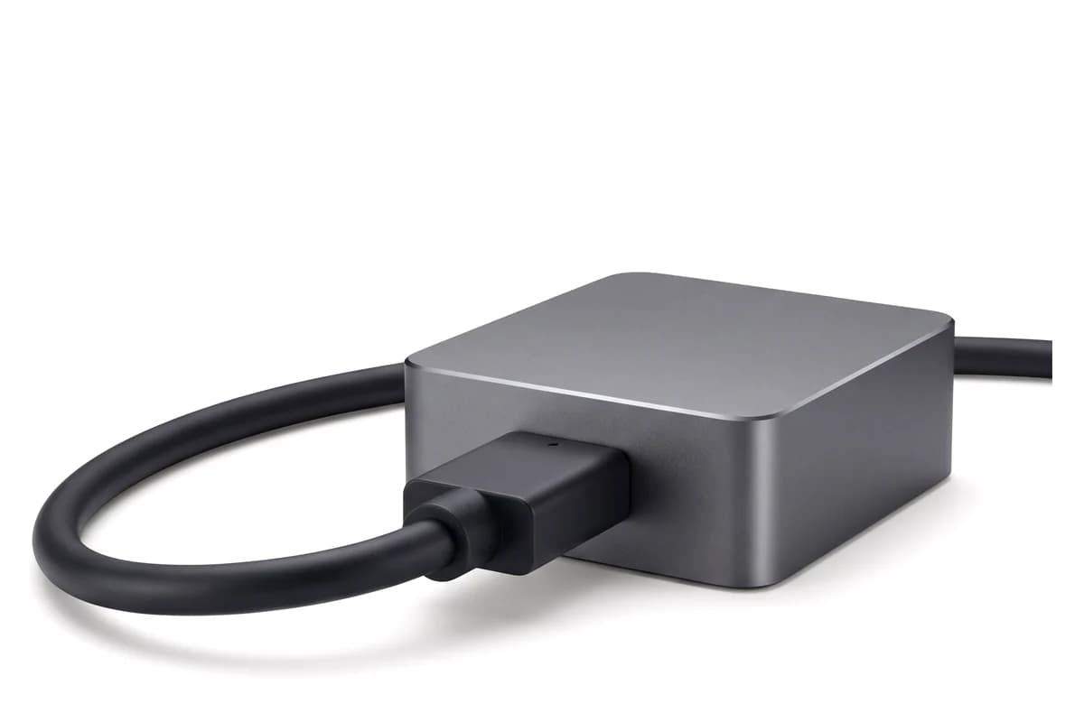 Компактное устройство захвата видео с подключённым кабелем HDMI